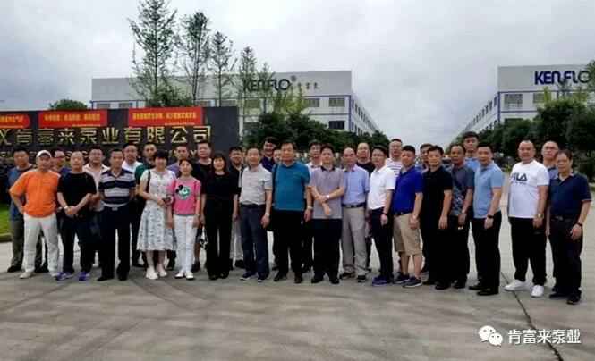 与会人员在遵义成都冯旭设计与咨询有限公司有限公司大门口合影留念